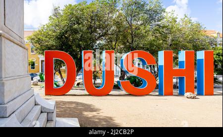 DUSHI in großen roten und blauen Buchstaben im Stadtzentrum von Willemstad geschrieben Stockfoto