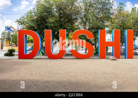 DUSHI in großen roten und blauen Buchstaben im Stadtzentrum von Willemstad geschrieben Stockfoto