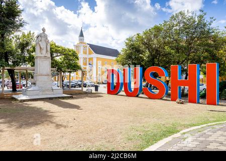 DUSHI in großen roten und blauen Buchstaben im Stadtzentrum von Willemstad geschrieben Stockfoto