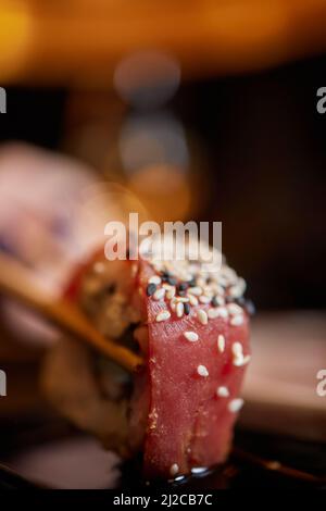 Einige frisch zubereitete Sushi detaillierte Nahaufnahme selektiver Fokus Stockfoto