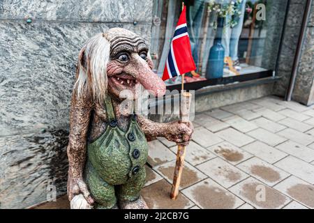 Oslo, Norwegen 26. Juli 2013: Eine Steinfigur eines Trolls mit der Flagge Norwegens auf einer Straße in Oslo am Eingang eines Ladens. Trolle sind böser Charakter Stockfoto