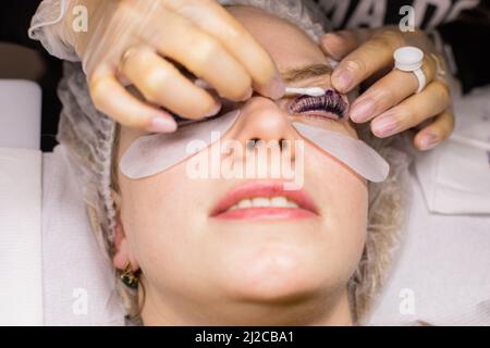 Weibliches Gesicht unter Verfahren der Wimpern Laminierung im Schönheitssalon Stockfoto