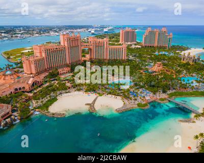 Luftaufnahme der Paradise Lagoon und des Royal Cove Reef Tower im Atlantis Hotel auf Paradise Island, Bahamas. Stockfoto