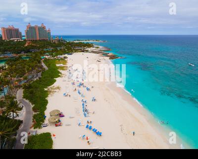 Paradise Beach Luftbild und das Cove Reef Hotel im Atlantis auf Paradise Island, Bahamas. Stockfoto