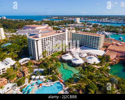 Das Coral Hotel im Atlantis Resort Luftbild mit Nassau Downtown im Hintergrund auf Paradise Island, Bahamas. Stockfoto