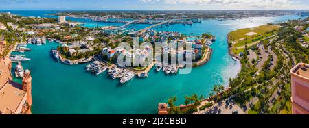 Luftaufnahme der Harbourside Villas und Paradise Island Bridge im Hafen von Nassau, von Paradise Island, Bahamas. Stockfoto