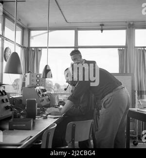 Funkkontakt im Kontrollturm am Flughafen Schiphol ca. 1936 Stockfoto