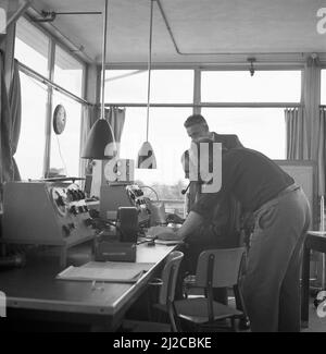 Funkkontakt im Kontrollturm am Flughafen Schiphol ca. 1936 Stockfoto