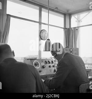 Funkkontakt im Kontrollturm am Flughafen Schiphol ca. 1936 Stockfoto