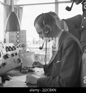 Funkkontakt im Kontrollturm am Flughafen Schiphol ca. 1936 Stockfoto