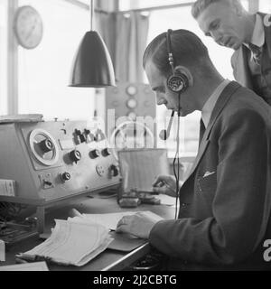 Funkkontakt im Kontrollturm am Flughafen Schiphol ca. 1936 Stockfoto