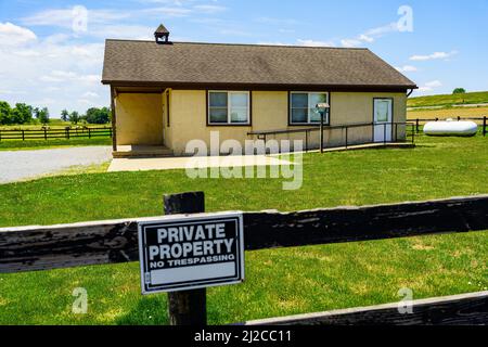 Ronks, PA, USA - 31. Mai 2021: Ein typisches Einzimmer-Amish-Schulhaus im ländlichen Lancaster County. Stockfoto