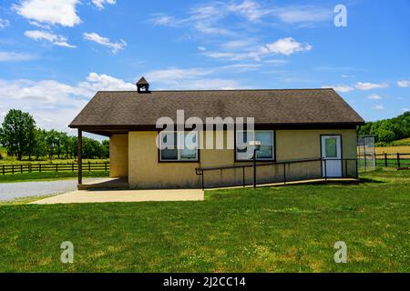 Ronks, PA, USA - 31. Mai 2021: Ein typisches Einzimmer-Amish-Schulhaus im ländlichen Lancaster County. Stockfoto