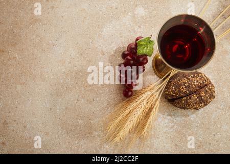 Osterkommunion Stillleben mit Kelch aus Wein und Brot Stockfoto