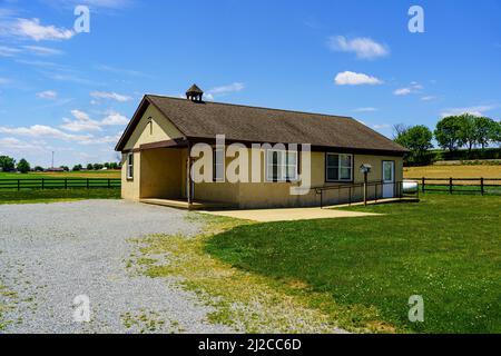 Ronks, PA, USA - 31. Mai 2021: Ein typisches Einzimmer-Amish-Schulhaus im ländlichen Lancaster County. Stockfoto