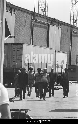 Streik im Hafen von Amsterdam verlassen Mitarbeiter das Unternehmen um den 1. Juli 1976 Stockfoto