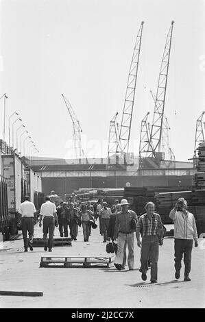 Streik im Hafen von Amsterdam verlassen Mitarbeiter das Unternehmen um den 1. Juli 1976 Stockfoto