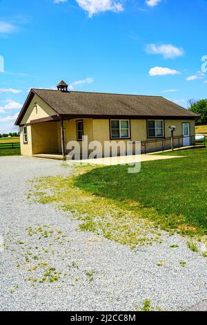 Ronks, PA, USA - 31. Mai 2021: Ein typisches Einzimmer-Amish-Schulhaus im ländlichen Lancaster County. Stockfoto