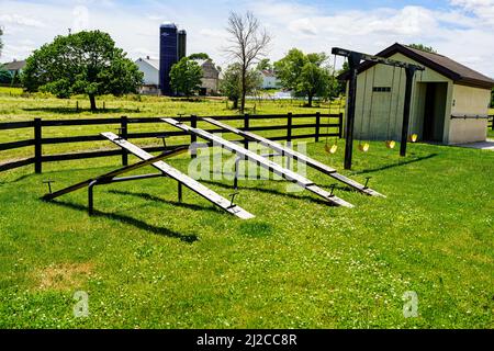 Ronks, PA, USA - 31. Mai 2021: Ein typisches Einzimmer-Amish-Schulhaus im ländlichen Lancaster County. Auf dem Gelände befinden sich Wippsägen und ein modernes Nebengebäude. Stockfoto