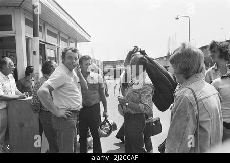 Streik im Hafen von Amsterdam verlassen Mitarbeiter das Unternehmen um den 1. Juli 1976 Stockfoto