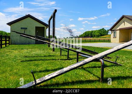 Ronks, PA, USA - 31. Mai 2021: Ein typisches Einzimmer-Amish-Schulhaus im ländlichen Lancaster County. Auf dem Gelände befinden sich Wippsägen und ein modernes Nebengebäude. Stockfoto