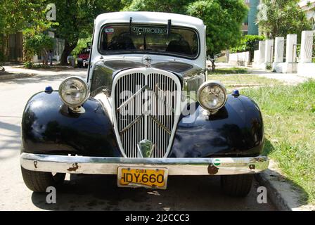 Havanna, Kuba, 27. Mai 2010. Oldtimer Citroën Frontantrieb (Traktion Avant) Auto auf der Straße. Stockfoto