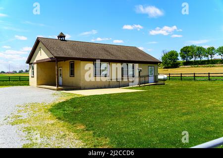 Ronks, PA, USA - 31. Mai 2021: Ein typisches Einzimmer-Amish-Schulhaus im ländlichen Lancaster County. Stockfoto