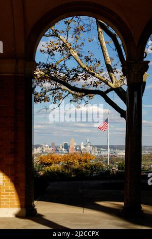 Cincinnati Skyline vom Mount Echo Park Pavilion aus gesehen. Mount Echo Park, Cincinnati, Ohio, USA. Stockfoto