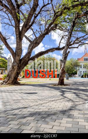 DUSHI in großen roten und blauen Buchstaben im Stadtzentrum von Willemstad geschrieben Stockfoto