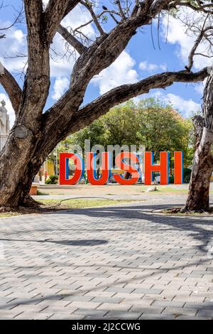 DUSHI in großen roten und blauen Buchstaben im Stadtzentrum von Willemstad geschrieben Stockfoto