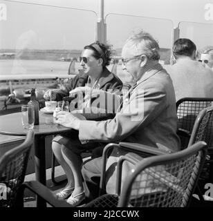 Schiphol-Regisseur Jan Dellaert und seine Frau Hilde auf der Aussichtsterrasse des Flughafens mit einer KLM Lockheed Super Constellation im Hintergrund ca.: Mai 1954 Stockfoto