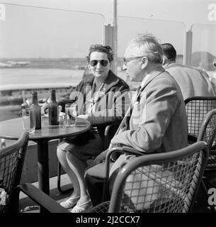 Schiphol-Regisseur Jan Dellaert und seine Frau Hilde auf der Aussichtsterrasse des Flughafens mit einer KLM Lockheed Super Constellation im Hintergrund ca.: Mai 1954 Stockfoto