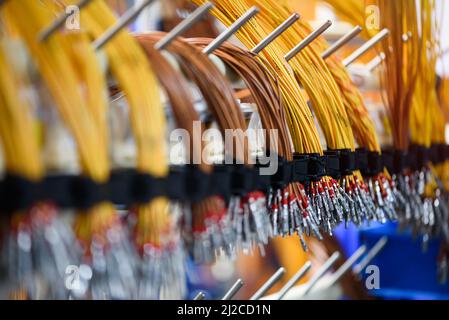 Kabelbündel mit gecrimpten Kabeln und elektrischen Steckverbindern. Terminierter Draht anschlussfertig. Industriethema. Stockfoto