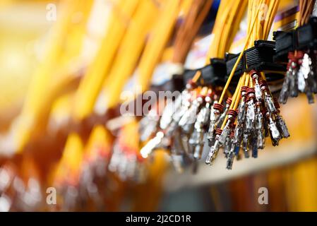 Kabelbündel mit gecrimpten Kabeln und elektrischen Steckverbindern. Terminierter Draht anschlussfertig. Industriethema. Stockfoto