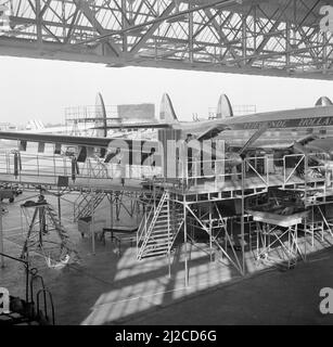 Flugzeug in einem Flugzeughangar an einem Flughafen im Jahr 1950s Stockfoto