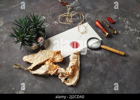 Retro-Ganzsachen auf Beton-Hintergrund gesetzt. Stockfoto
