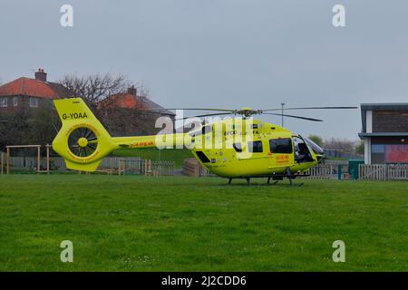 Die Yorkshire Air Ambulance wurde am Boden der Swillington Primary School in Leeds, West Yorkshire, Großbritannien gesehen Stockfoto