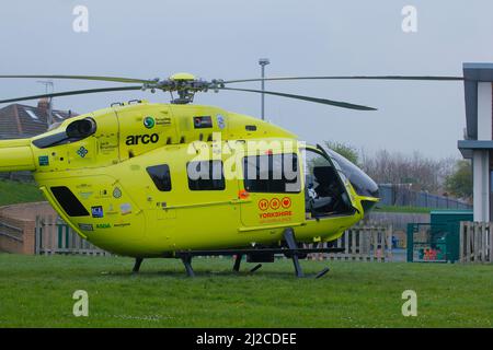 Die Yorkshire Air Ambulance wurde am Boden der Swillington Primary School in Leeds, West Yorkshire, Großbritannien gesehen Stockfoto