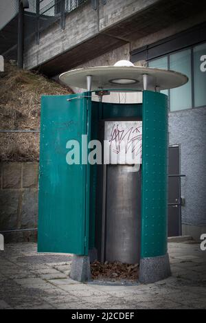 Altes grünes Urinal mit geöffneter Tür in Stockholm, Schweden Stockfoto