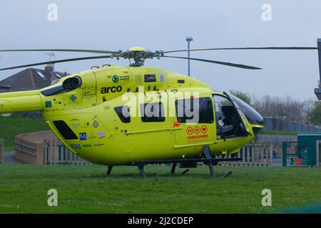 Die Yorkshire Air Ambulance wurde am Boden der Swillington Primary School in Leeds, West Yorkshire, Großbritannien gesehen Stockfoto