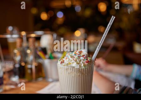 Schokoladensüßes Frosting exreme Milchshake mit Donut und Süßigkeiten. Crazy Freakshake Food Trend. Speicherplatz kopieren Stockfoto