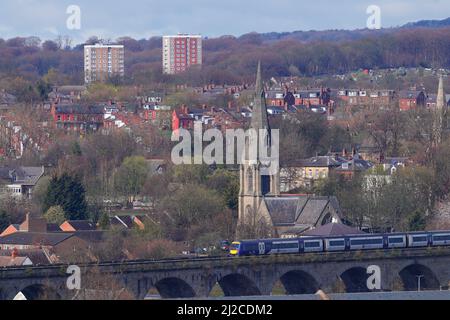 Ein Zug, der über das Viadukt der Kirkstall Road in Leeds, West Yorkshire, fährt Stockfoto