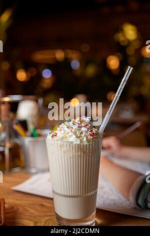Schokoladensüßes Frosting exreme Milchshake mit Donut und Süßigkeiten. Crazy Freakshake Food Trend. Speicherplatz kopieren Stockfoto