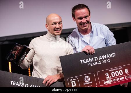 Rust, Deutschland. 31. März 2022. Wrestler Frank Stäbler (l.) und luger Felix Loch (r.) bei der Verleihung des Team D Awards im Europa-Park. Quelle: Tom Weller/dpa/Alamy Live News Stockfoto