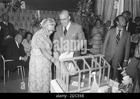 Königin Juliana macht einen Arbeitsbesuch im Westland, Miniatur-Gewächshaus ca. 9. Juli 1976 Stockfoto