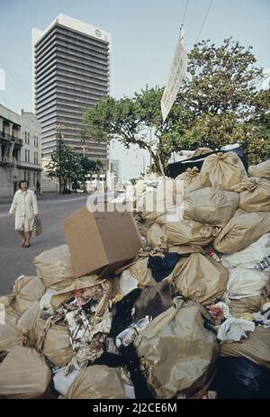 Müllhaufen hoch in einer Birmingham Straße ca. 1972 Stockfoto