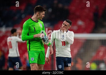 LONDON, ENGLAND - 29. MÄRZ: Nick Pope, Phil Foden aus England beim Internationalen Freundschaftsspiel zwischen England und Côte d'Ivoire in Wembley Stad Stockfoto