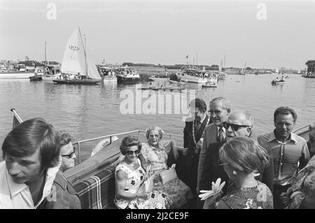 Königin Juliana macht einen Arbeitsbesuch im Westland, Bootsfahrt ca. 9. Juli 1976 Stockfoto