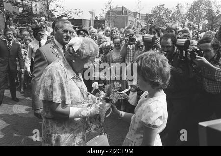 Königin Juliana macht einen Arbeitsbesuch im Westland, Ankunft in Naaldwijk Ca. 9. Juli 1976 Stockfoto