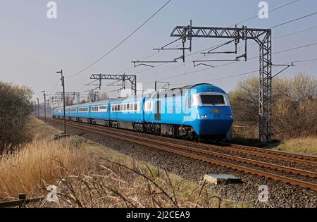 43046 führt am 26.3.22 mit LSLs Lord of the Isles Pullman an der HEST Bank vorbei nach Inverness. Stockfoto